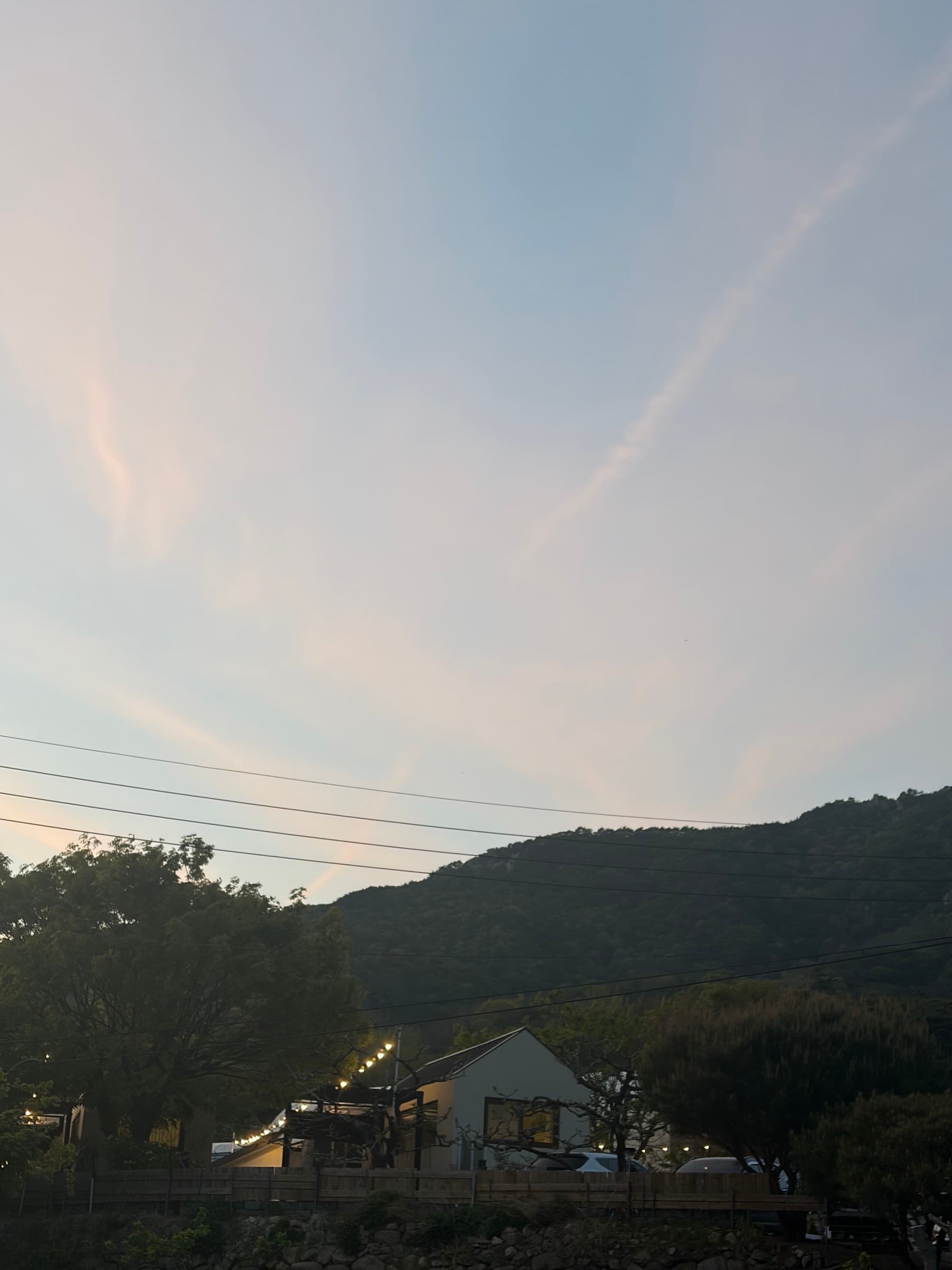 능선 너머로 지는 노을